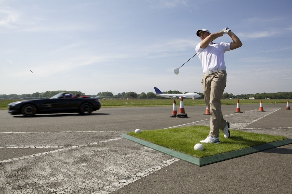 Coulthard fängt Golfball mit Mercedes-Benz SLS AMG Roadster