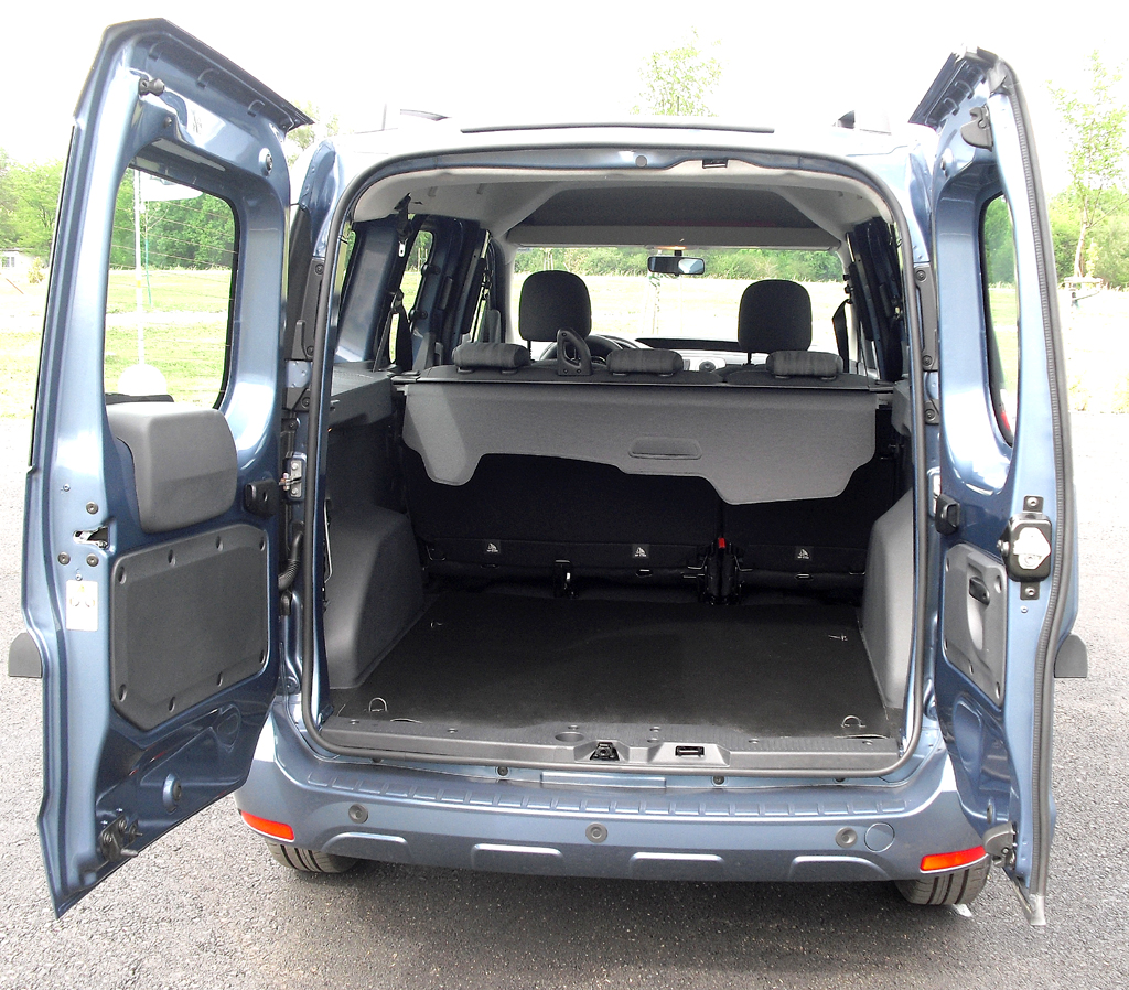 Dacia Dokker: Ins Gepäckabteil passen 800 bis 3000 Liter hinein. 