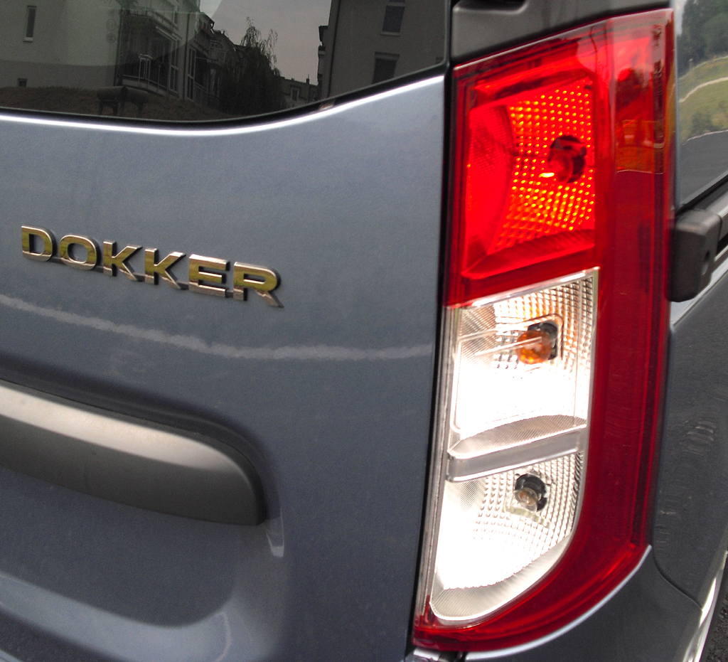 Dacia Dokker: Moderne Leuchteinheit hinten mit Modellschriftzug. 