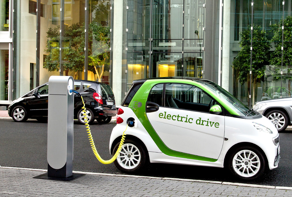Das kleine Elektroauto an der Ladestation. 