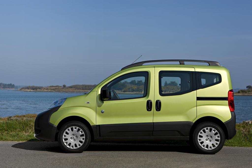 Dass der Bipper eigentlich ein kleiner Lieferwagen ist, sieht man der kantigen Karosserie an