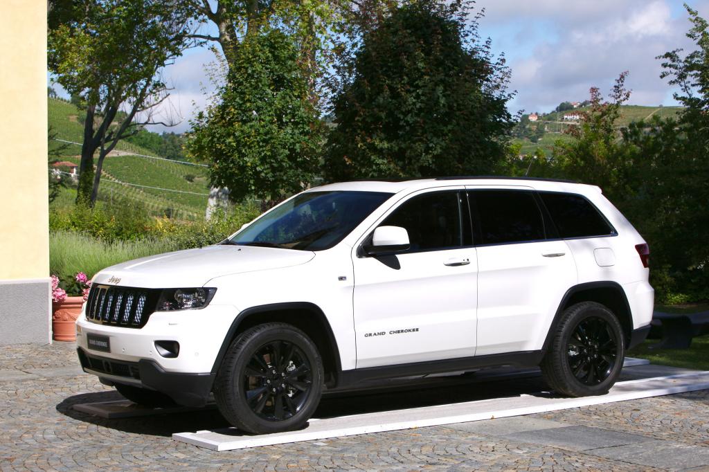 Der Grand Cherokee S Limited gibt sich mit schwarzlackierten Felgen und schwarzglänzenden Applikationen, wo sonst Chrom spiegelt