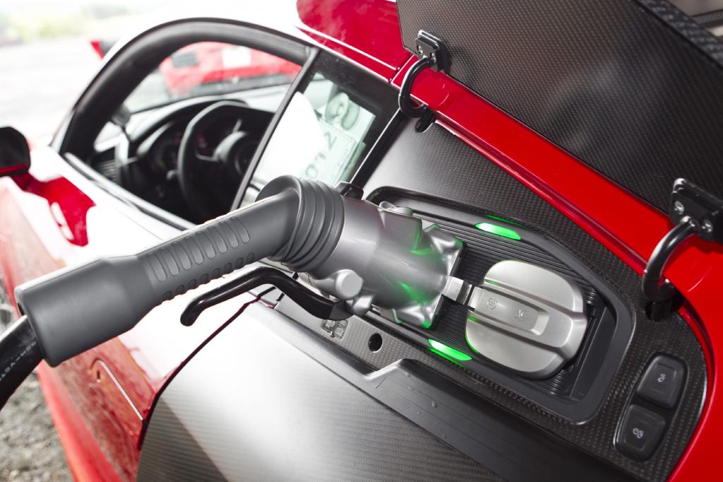 Der R8 e-tron an der Stromtankstelle