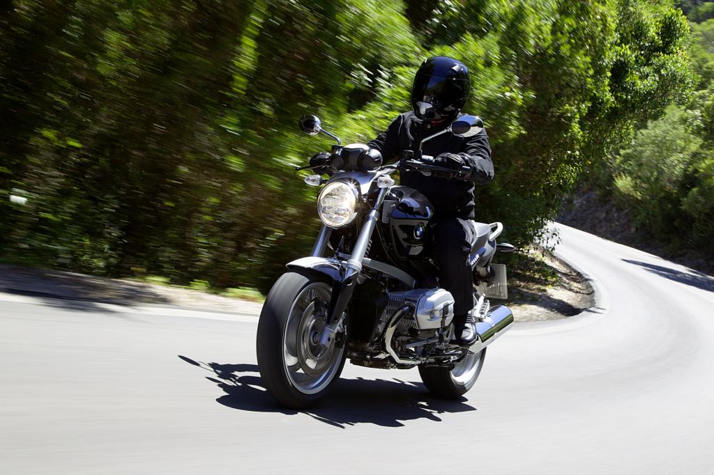 Der heutige Roadster steht in der Tradition vieler puristischer Boxer-Bikes