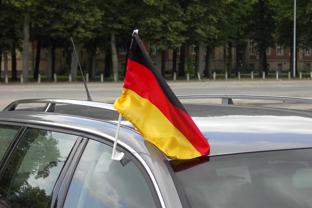 Deutschlandfahnen im Straßenverkehr