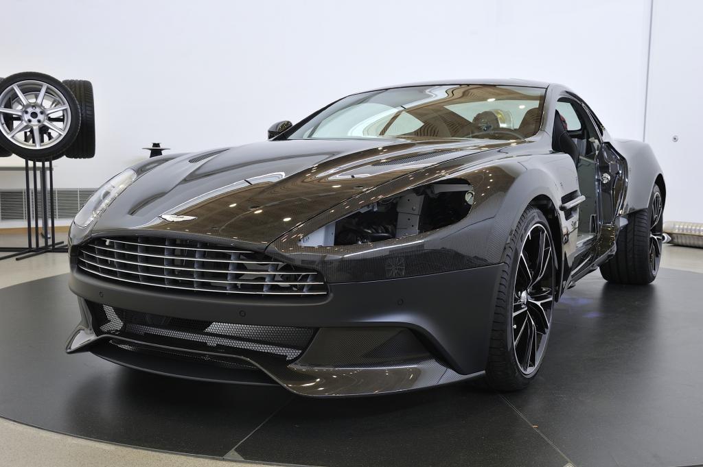 Die Karosserie des neuen Vanquish besteht erstmals vollständig aus Kohlefaser-Verbundstoff