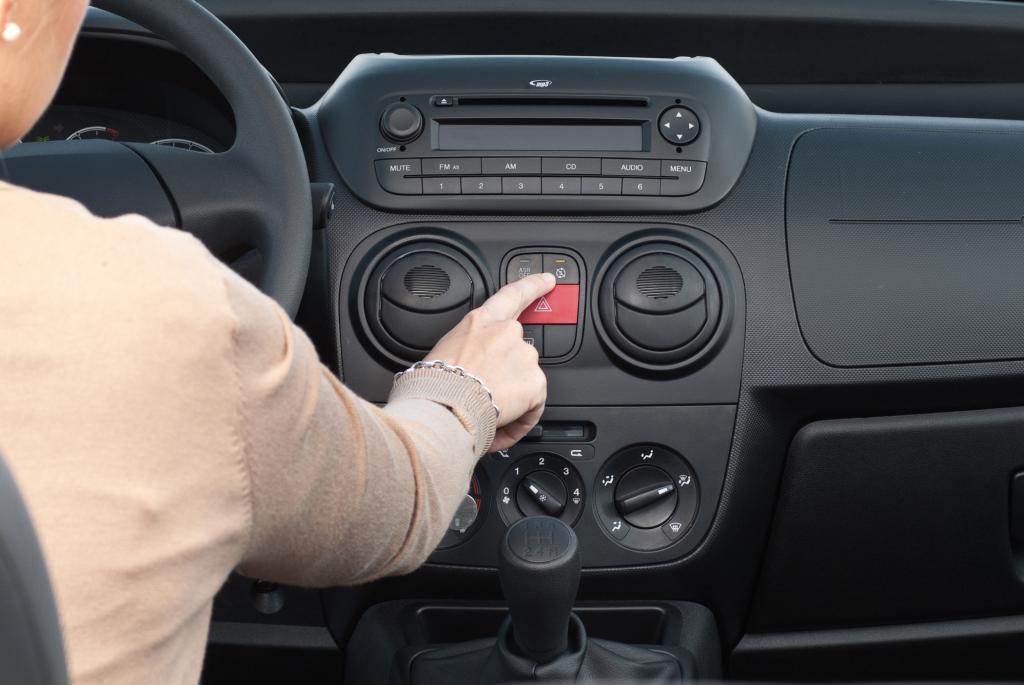 Die Kunststoffe im Cockpit sind nicht besonders schön, dafür aber problemlos abwaschbar. 