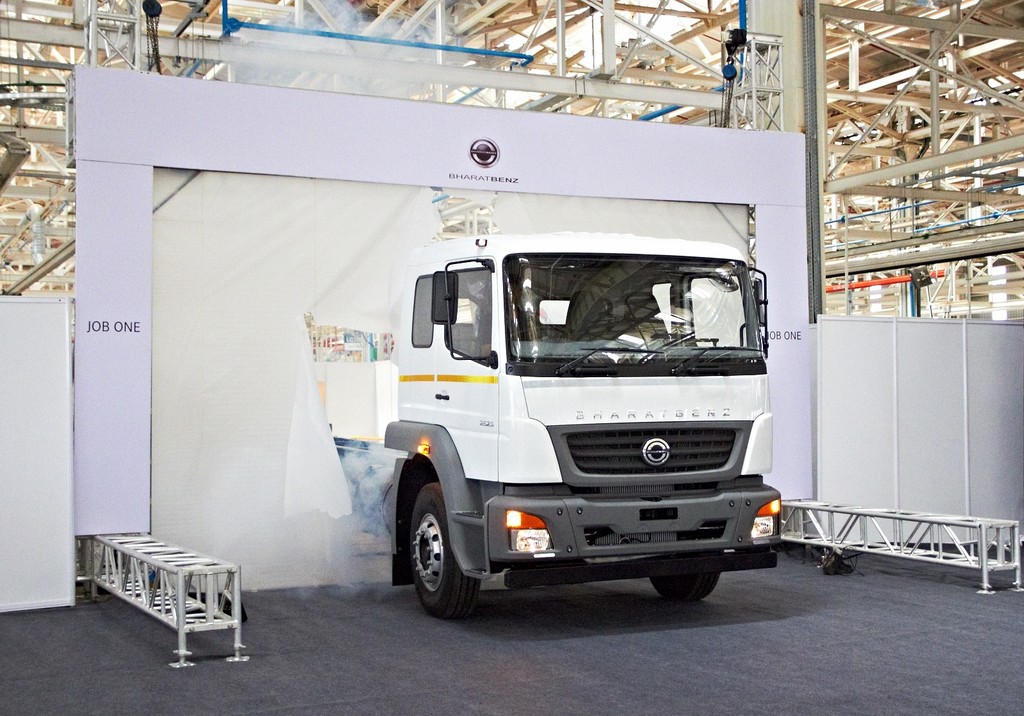 Erster Bharatbenz rollt vom Band