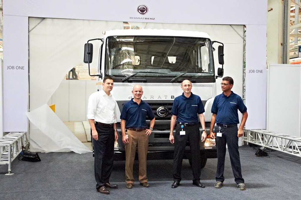 Erster Bharatbenz rollt vom Band