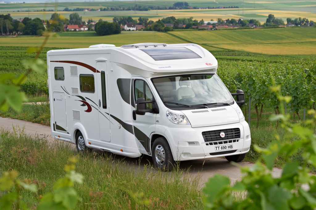 Eura Mobil mit neuem Kompakt-Reisemobil Terrestra T 690 HB und aufgewerteten Teilintegrierten