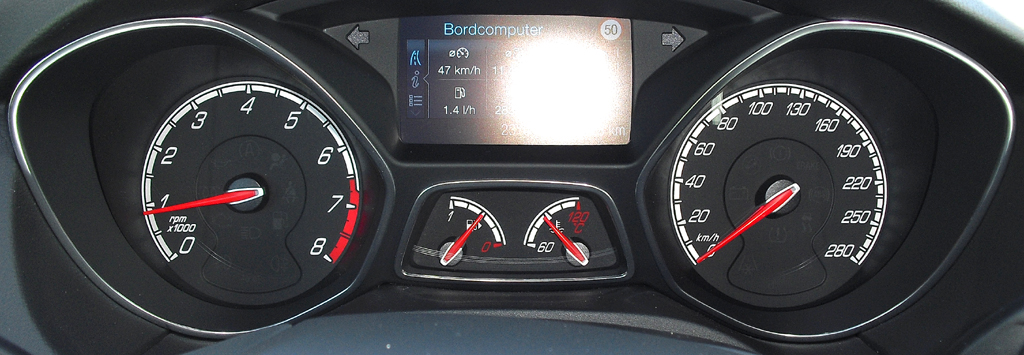 Ford Focus ST: Blick durch den Lenkradkranz auf die Rundinstrumentierung. 