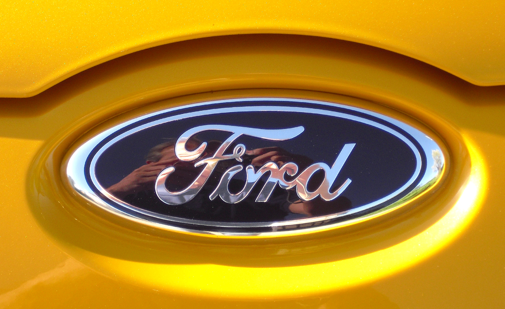 Ford Focus ST: Das Markenlogo sitzt vorn gleich unter der Motorhaube. 