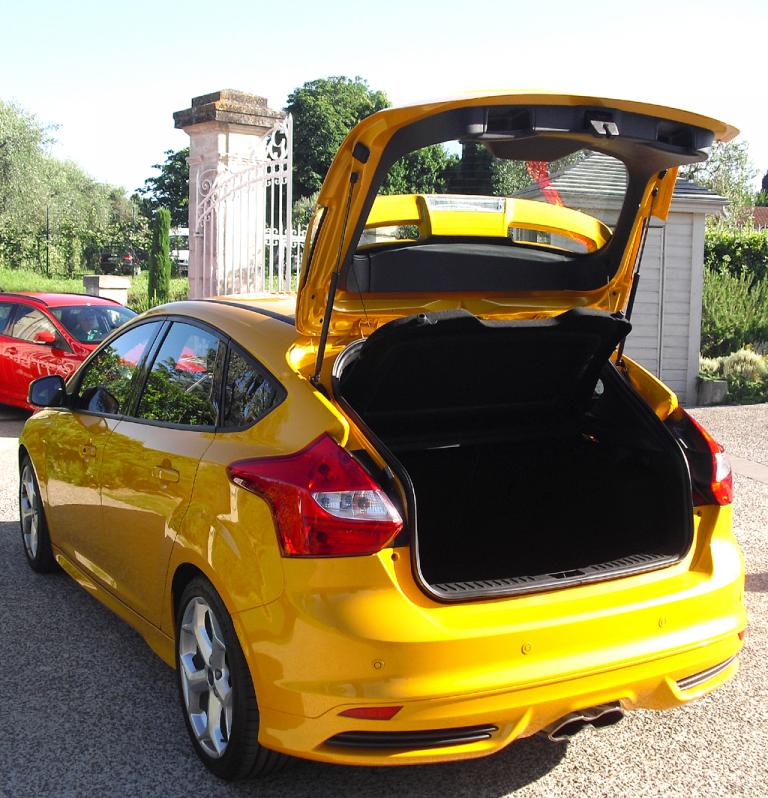 Ford Focus ST: Ins Gepäckabteil der Limousine passen um die 300 bis fast 1150 Liter hinein. 