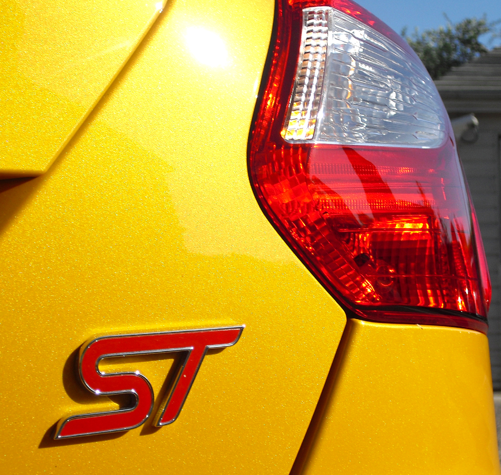 Ford Focus ST: Moderne Leuchteinheit hinten mit S(ports)T(echnology)-Schriftzug. 