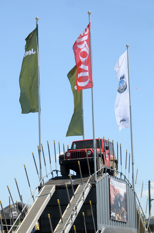Jeep mit Geländeparcours auf der 