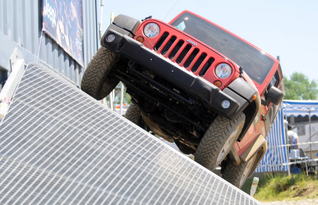 Jeep mit Geländeparcours auf der 