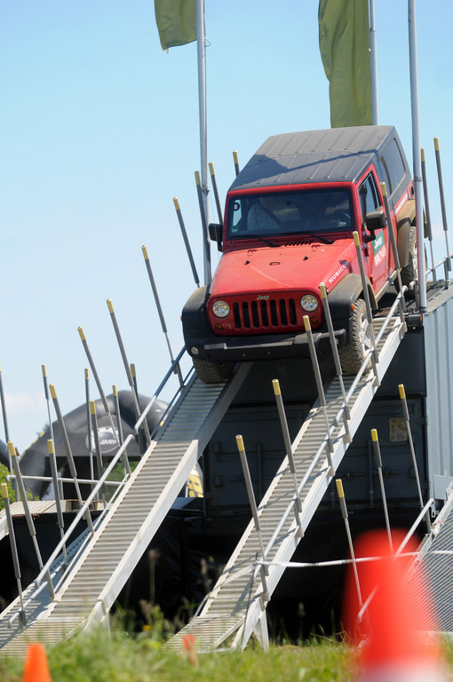 Jeep mit Geländeparcours auf der 