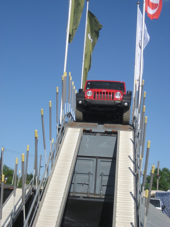 Jeep mit Geländeparcours auf der 