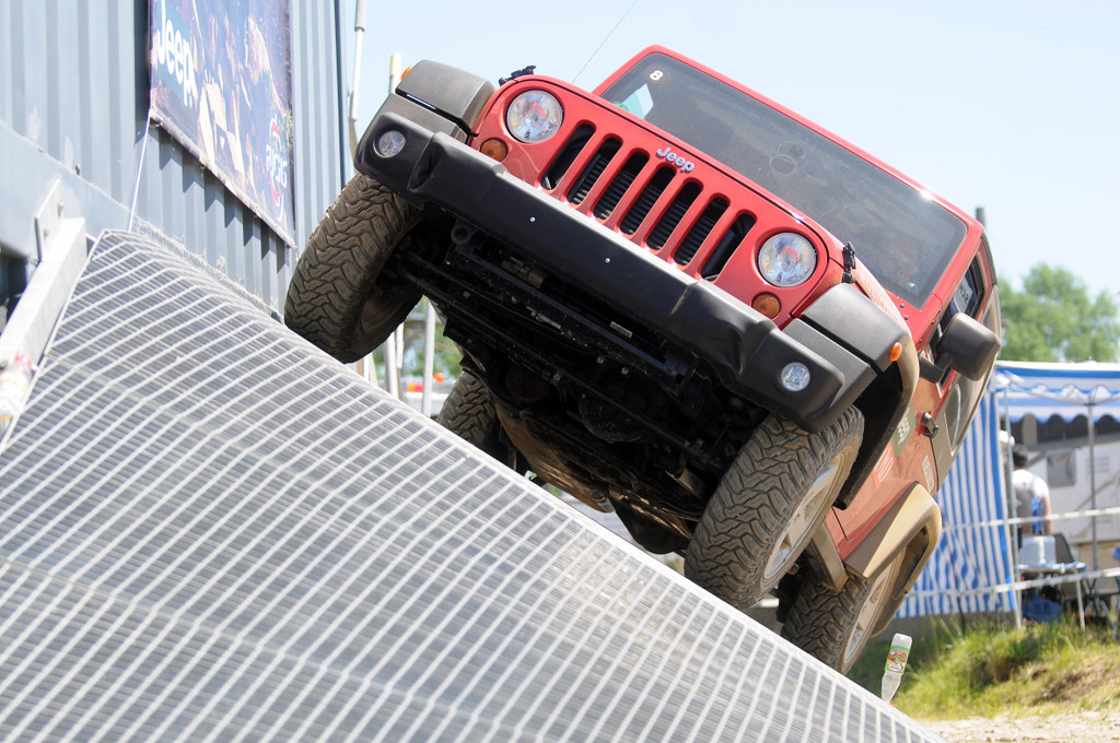 Jeep mit Geländeparcours auf der 