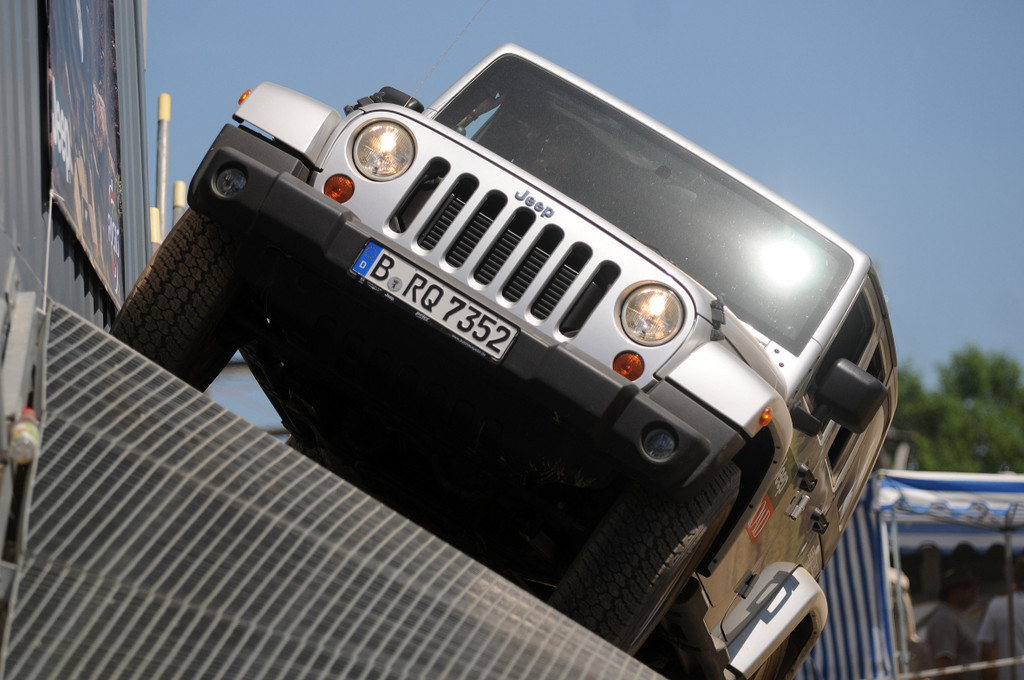 Jeep mit Geländeparcours auf der 