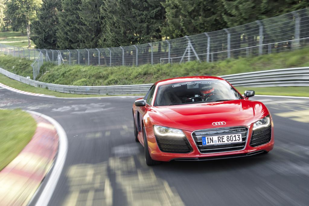 Kein geringer als 24-Stunden-Sieger Markus Winkelhock hat sich in die bequemen Lederschalen geschnallt