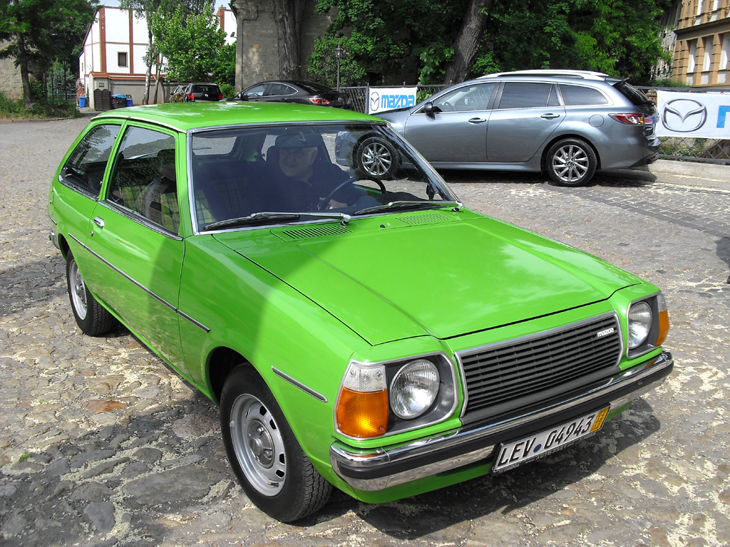 Knallgrüner Mazda 323/1300, Baujahr 1978. 