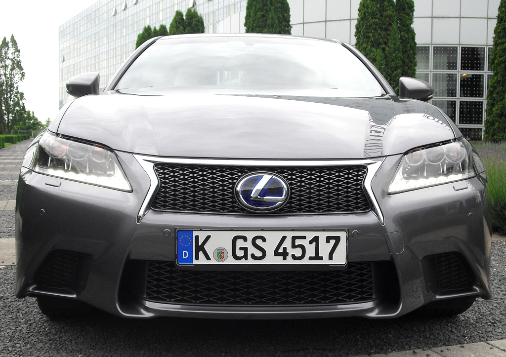 Lexus GS: Blick auf die aggressivere Front mit dem neuen Diabolo-Grill. 