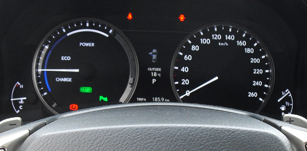 Lexus GS: Blick durch den Lenkradkranz auf die Rundinstrumentierung. 