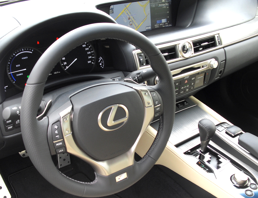Lexus GS: Blick ins sportlich-nobel gestaltete Cockpit. 
