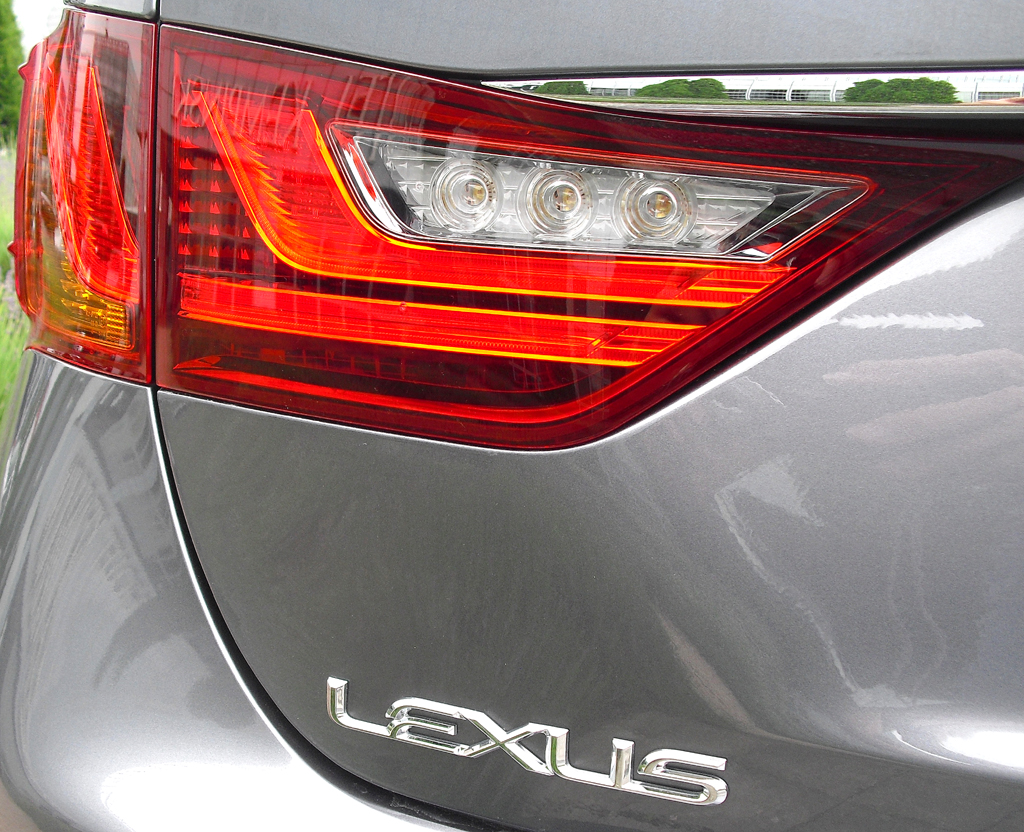 Lexus GS: Moderne Leuchteinheit mit Markenschriftzug hinten. 