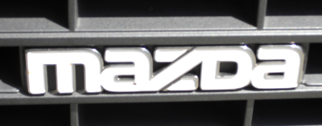 Markenlogo im Mazda-626-Oldtimer. 