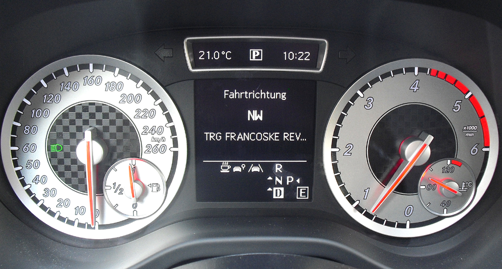 Mercedes A-Klasse: Blick durch den Lenkradkranz auf die Rundinstrumentierung. 