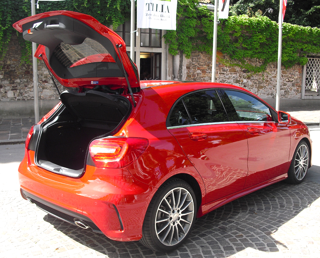 Mercedes A-Klasse: Ins Gepäckabteil passen gut 340 bis fast 1160 Liter hinein. 