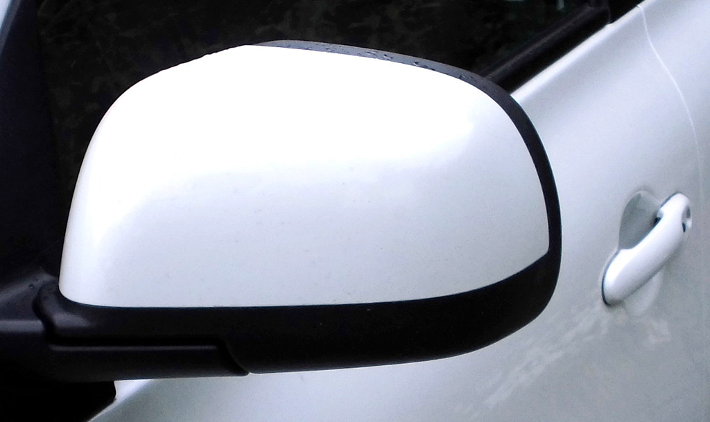 Nissan Micra: Blick auf den Außenspiegel auf der Fahrerseite. 