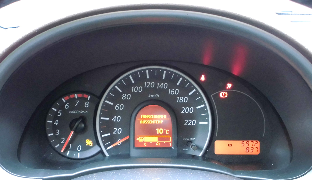 Nissan Micra: Blick durch den Lenkradkranz auf die Rundinstrumentierung. 