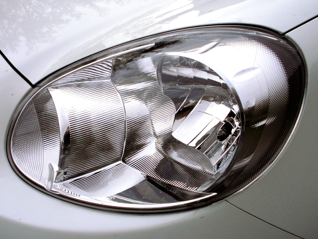 Nissan Micra: Moderne Leuchteinheit vorn. 