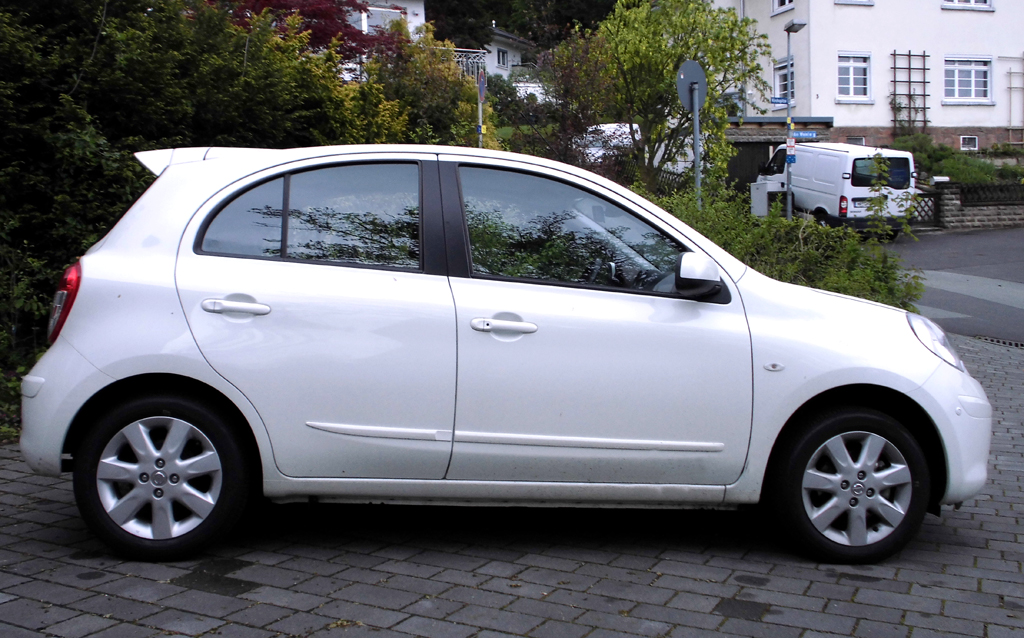 Nissan Micra: Und so sieht der Fünftürer mit Dachkantenspoiler von der Seite aus.