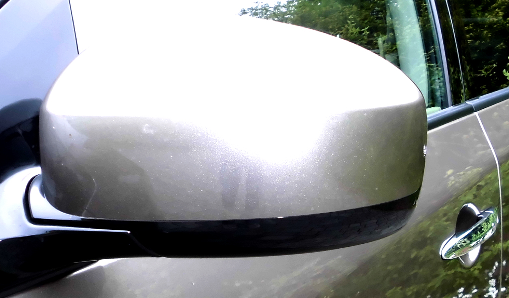 Nissan Murano: Blick auf den Außenspiegel auf der Fahrerseite.