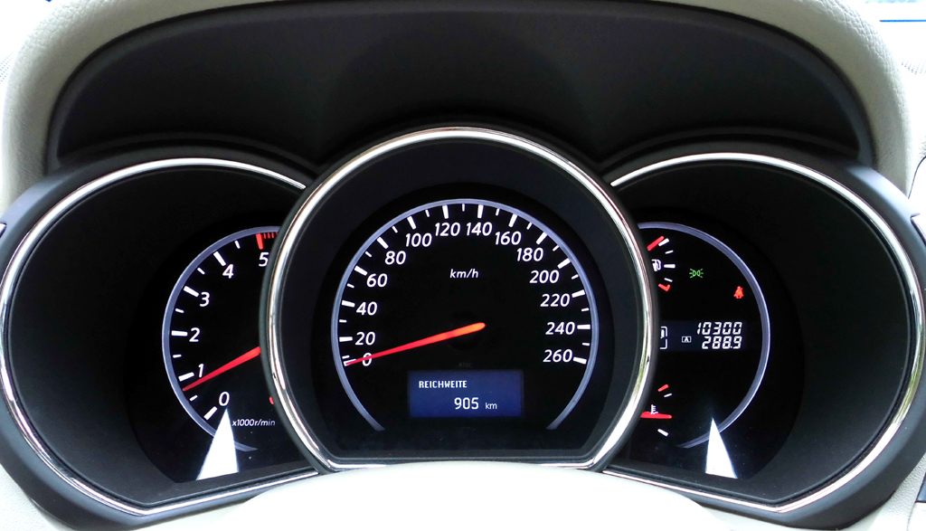 Nissan Murano: Blick durch den Lenkradkranz auf die Rundinstrumentierung.