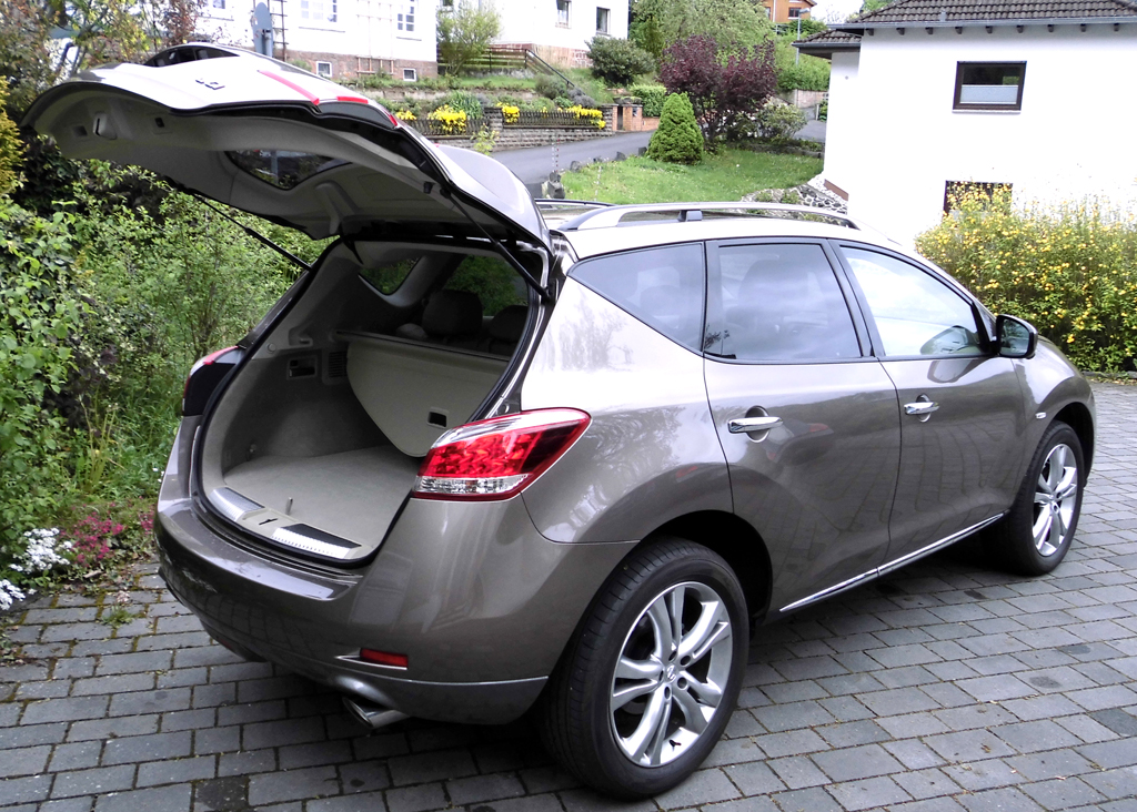 Nissan Murano: Ins erweiterbare Gepäckabteil passen mindestens 402 Liter hinein.