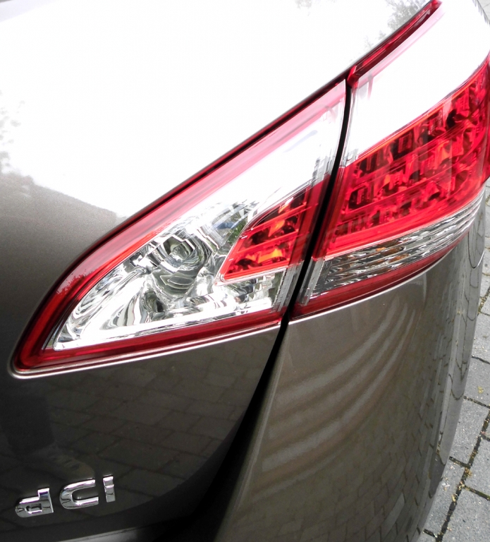 Nissan Murano: Moderne Leuchteinheit hinten mit Motorisierungsschriftzug.