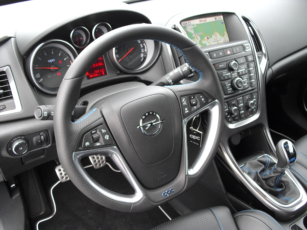 Opel Astra OPC: Blick ins etwas überladen wirkende Cockpit. 