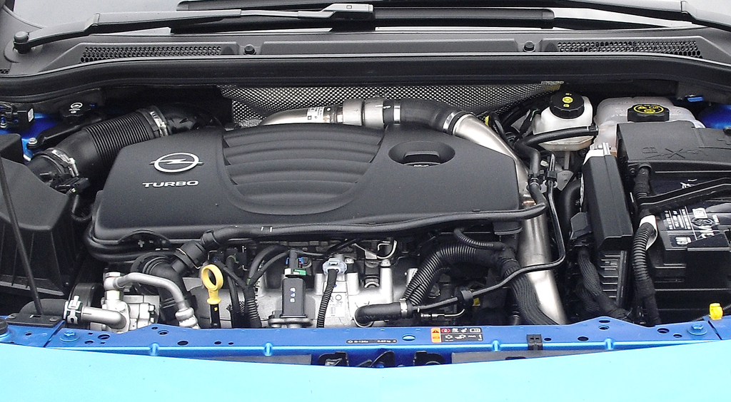 Opel Astra OPC: Blick unter die Haube auf den 2,0-Vierzylinder-Turbo mit 206/280 kW/PS. 
