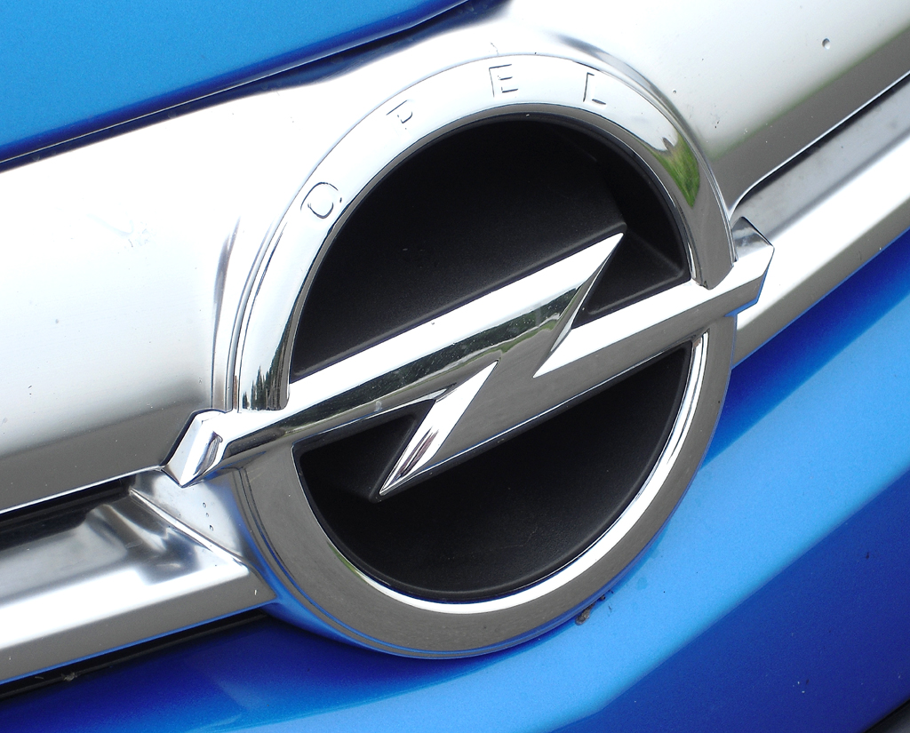 Opel Astra OPC: Das Markenlogo sitzt vorn in einer Chromspange unter der Motorhaube. 