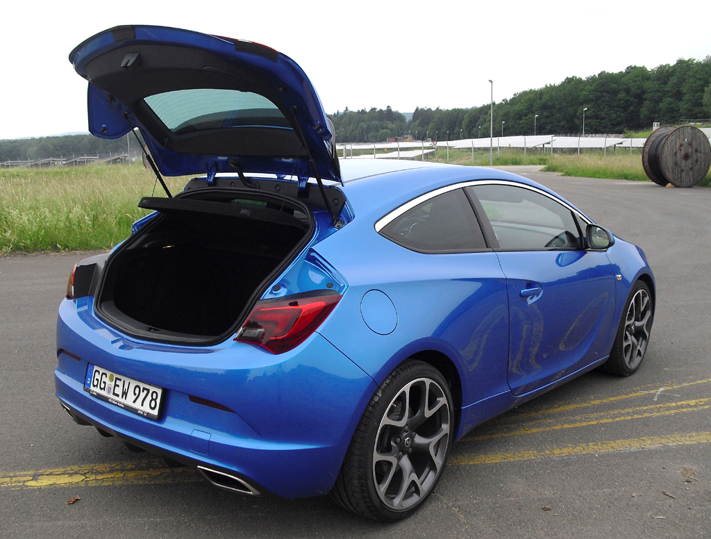 Opel Astra OPC: Ins Gepäckabteil passen 380 bis 1165 Liter hinein. 