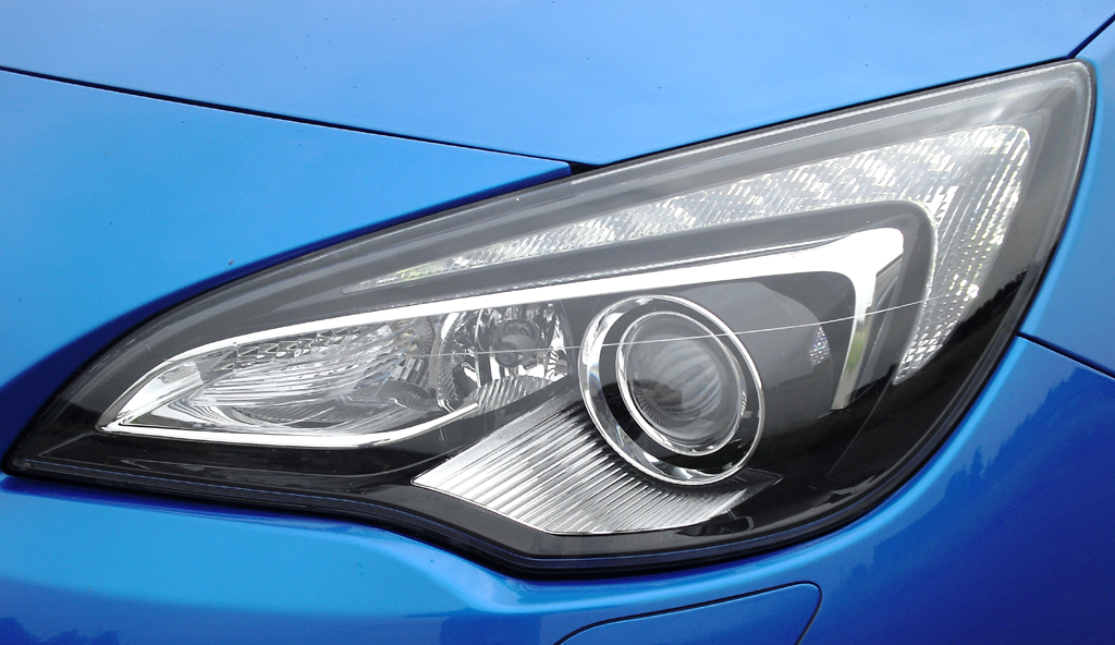 Opel Astra OPC: Moderne Leuchteinheit vorn. 