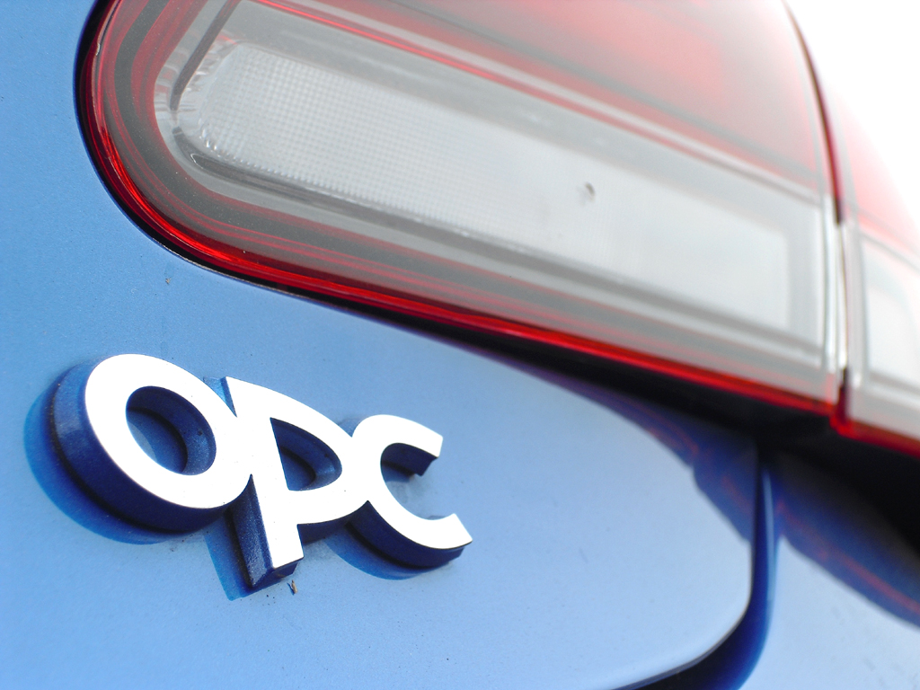 Opel Astra OPC: OPC steht für Opel Performance Center. 