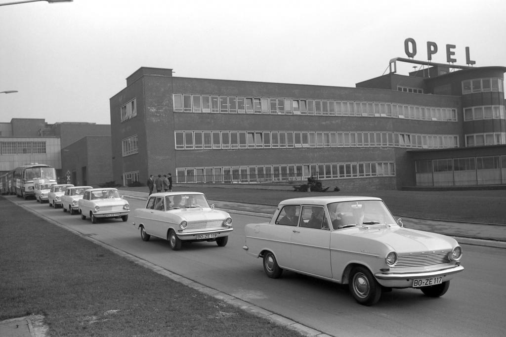 Opel Kadett A vor dem Werk Bochum