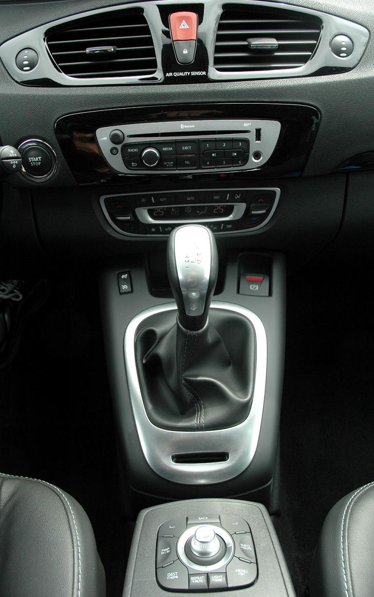Renault Grand Scénic: Blick auf den mittleren Armaturenträger. 