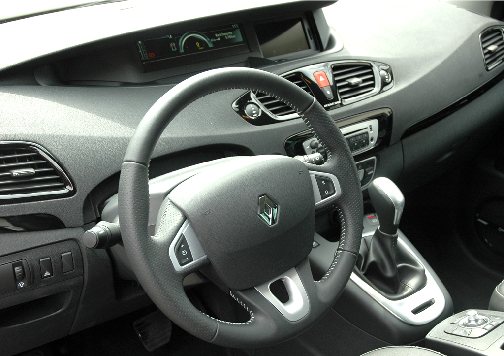 Renault Grand Scénic: Blick ins Cockpit mit dem Zentraldisplay oben in der Mitte. 